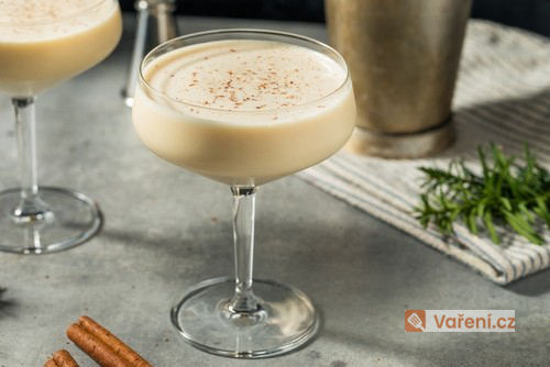 Výborný domácí vaječný koňak 