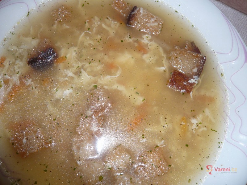 Česneková polévka s chlebovými kostičkami - fotografie 3