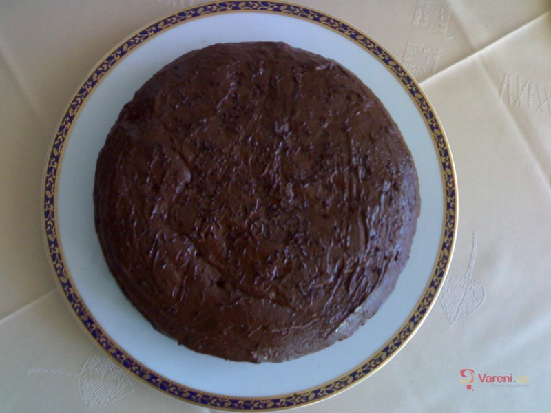 Kakaový koláč s hruškami a čokoládou