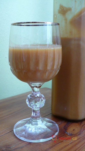Karamelový likér s ananasem