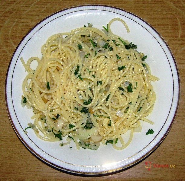 Špagety s česnekem a petrželkou