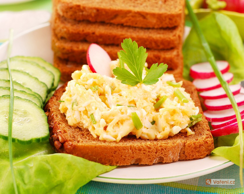 Sýrová pomazánka s česnekem a majonézou