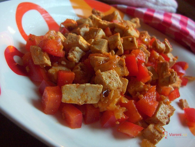 Paprikový tofu salát