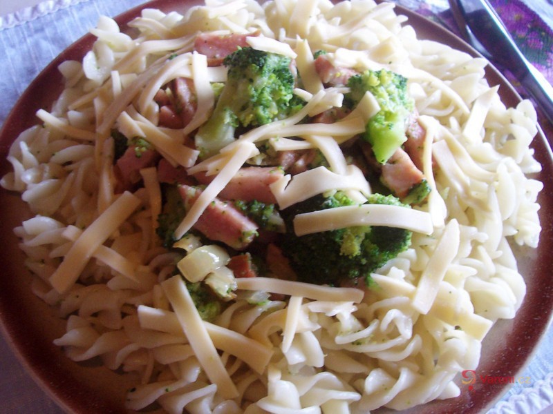 Brokolicový salát s těstovinami