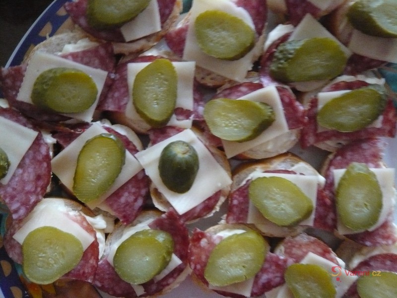 Jednohubky s česnekovou pomazánkou - fotografie 4