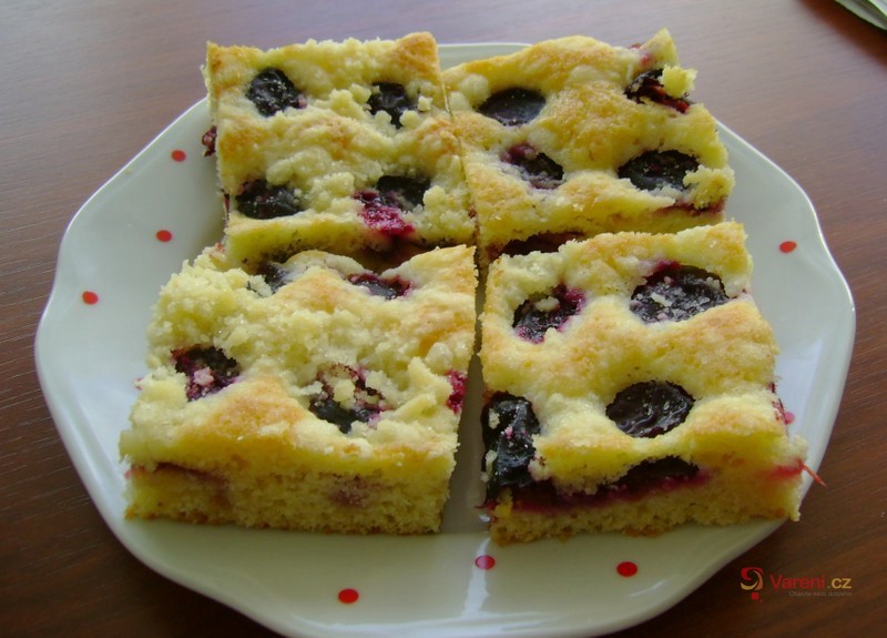 Drobenkový koláč se švestkami - fotografie 2