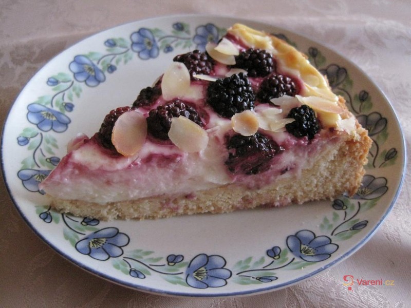 Koláč s malinami a ostružinami - fotografie 2