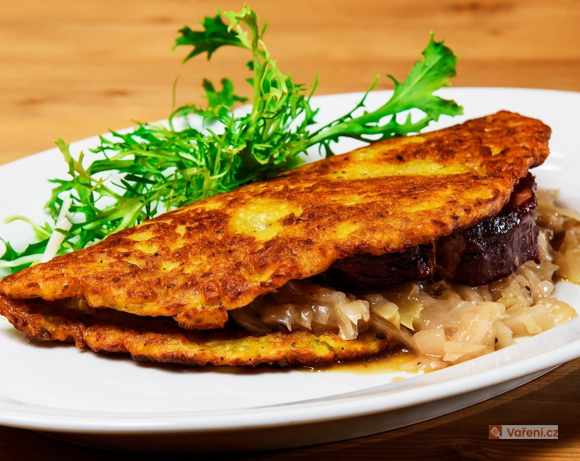 Bramborák se zelím a uzeninou z trouby