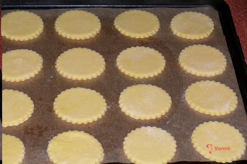 Linecké koláčky se švestkami - fotografie 2