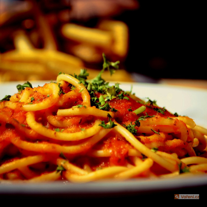Špagety se slaninou a sýrem