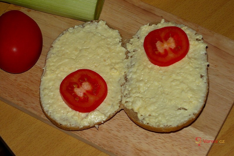 Česneková pomazánka s taveným sýrem - fotografie 2