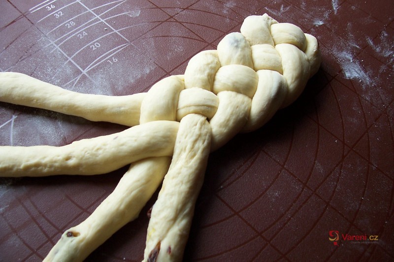 Vánočka s mandlemi a rozinkami - fotografie 3