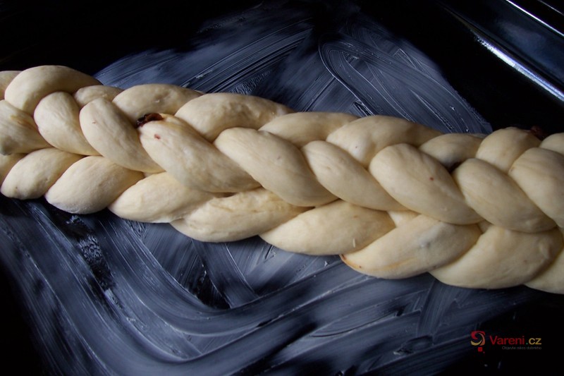 Vánočka s mandlemi a rozinkami - fotografie 4