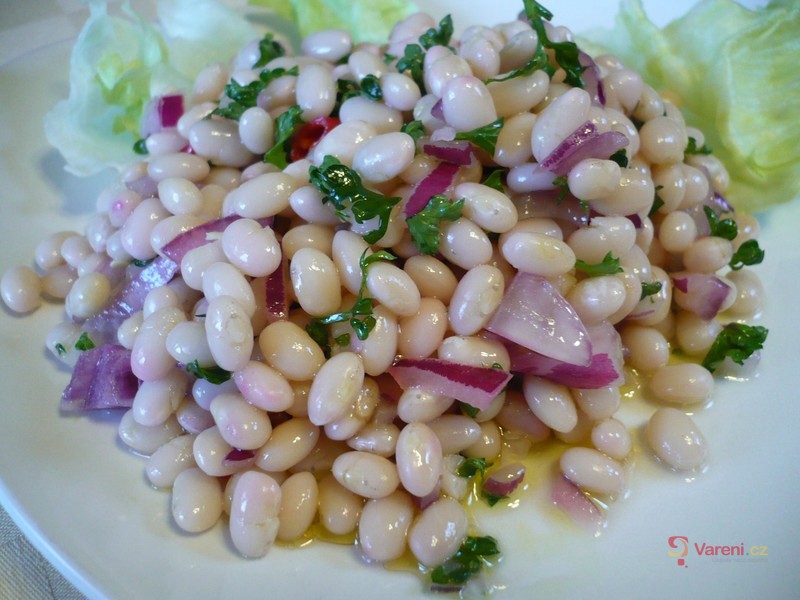 Salát z vařených bílých fazolí