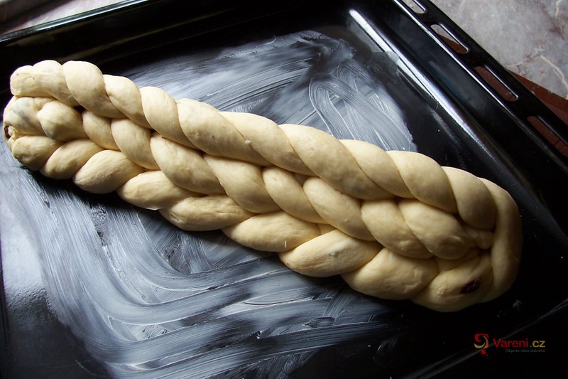 Vánočka s mandlemi a rozinkami - fotografie 5