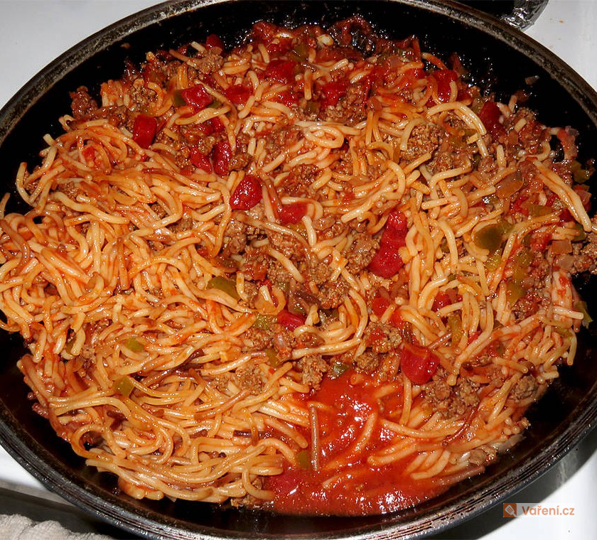 Špagety zapečené s masem a lečem