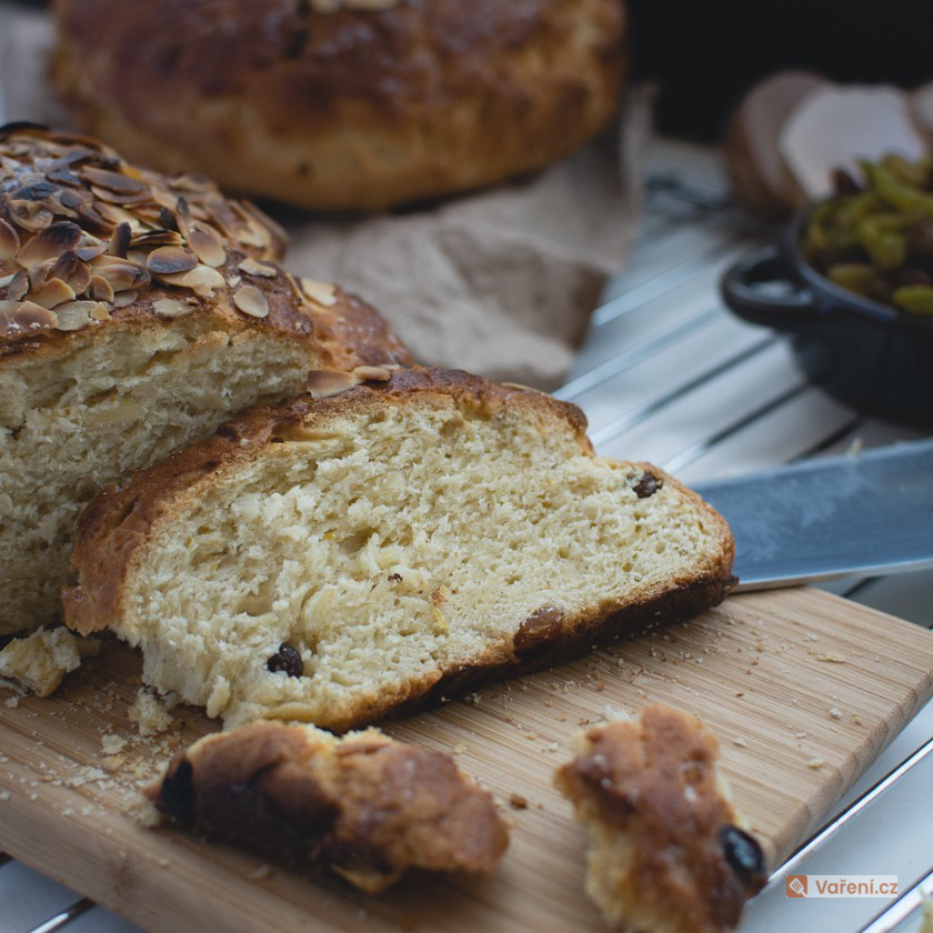 Velikonoční mazanec s rozinkami