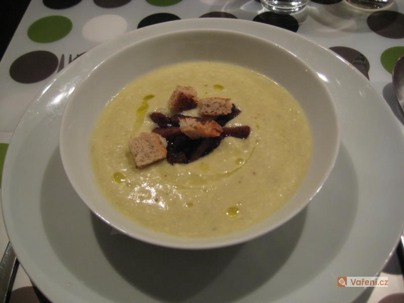 Krémová celerová polévka s nivou
