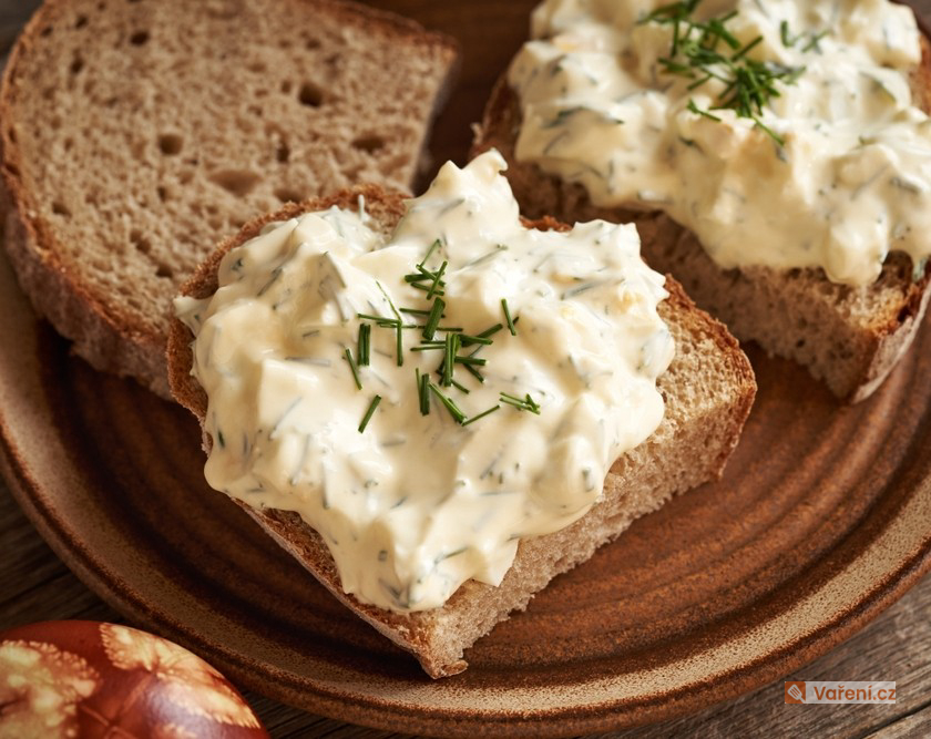 Vajíčková pomazánka s tvarohem a pažitkou