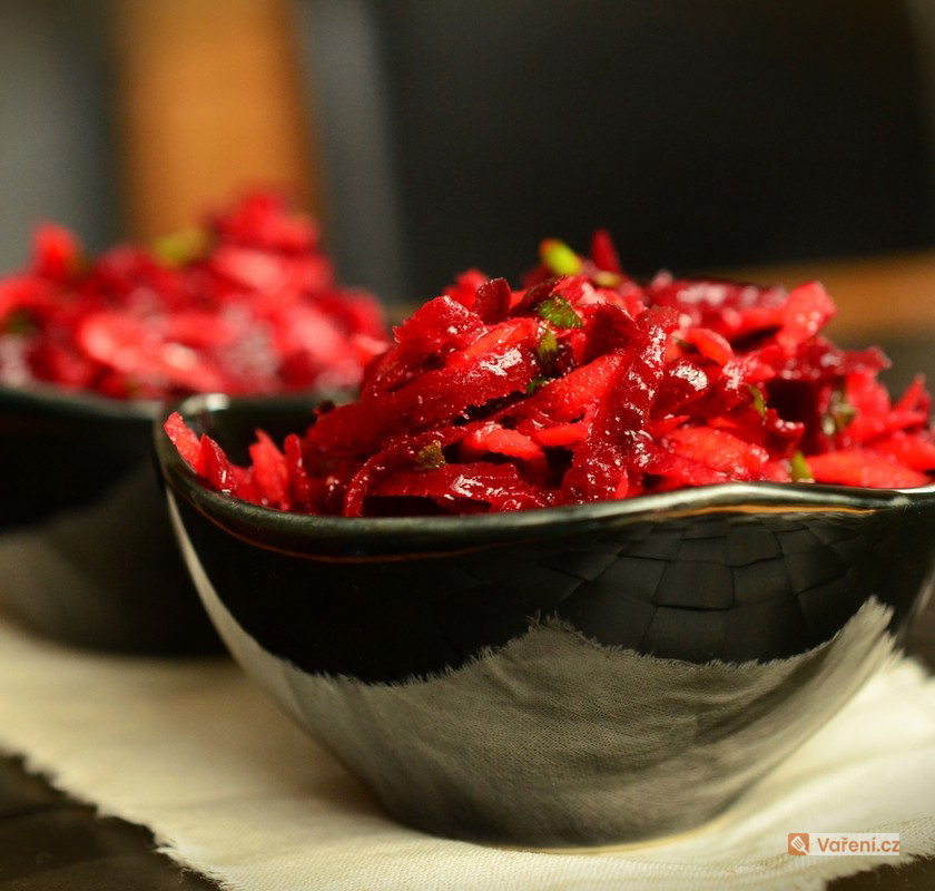 Salát ze syrové červené řepy, mrkve a jablek