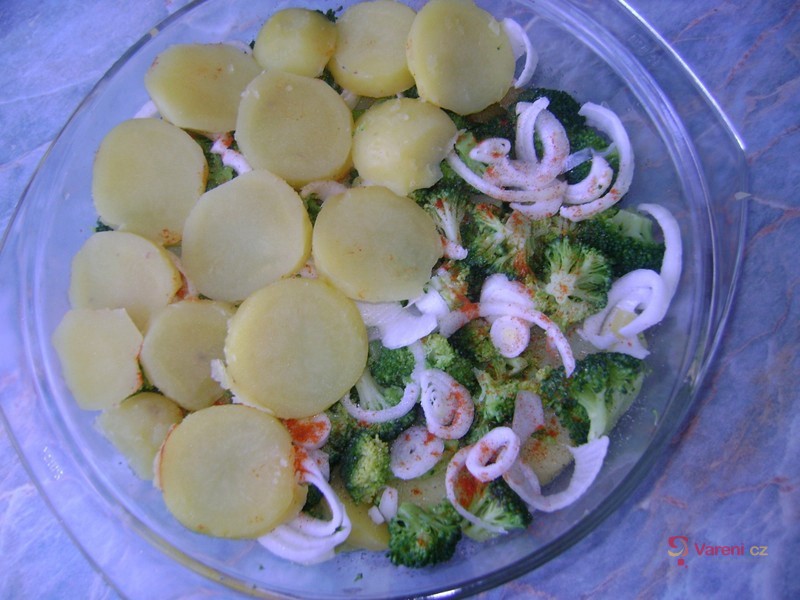 Zapečená brokolice s bramborem a sýrem