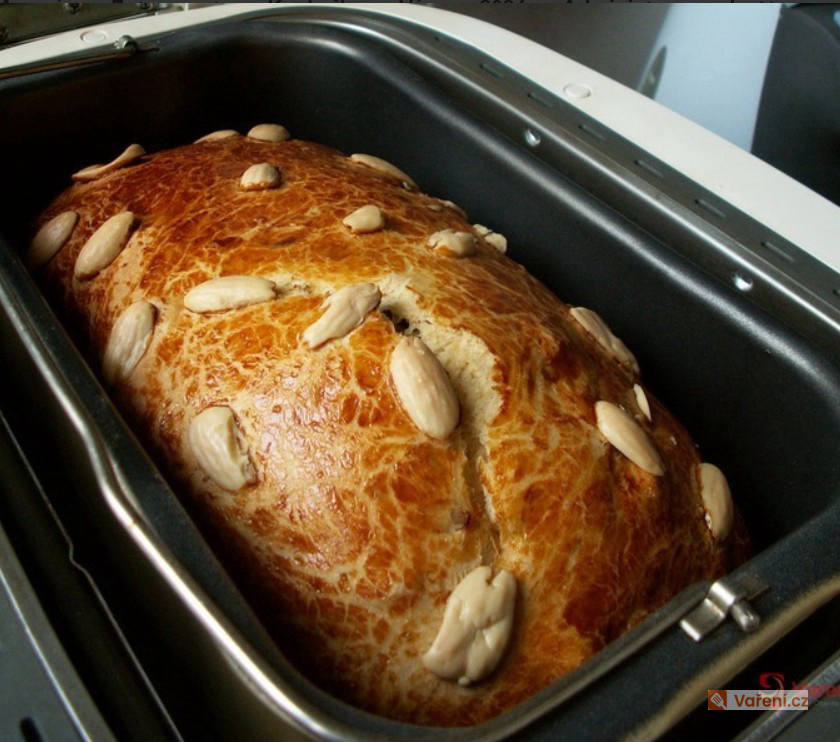 Mazanec s ovocem z domácí pekárny