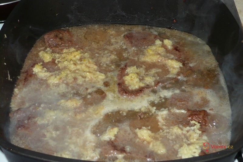 Hovězí na česneku se šlehačkou - fotografie 3