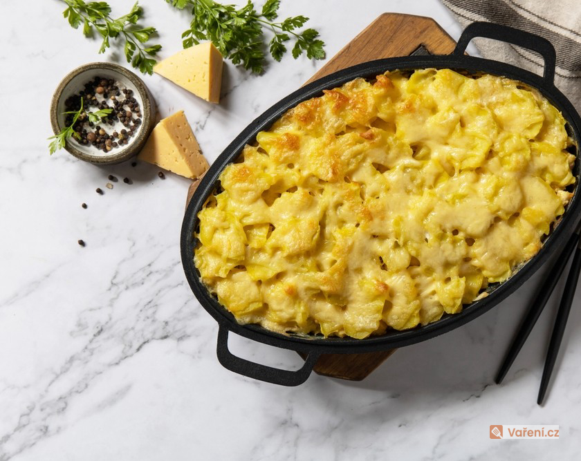 Brambory zapečené s masem a pórkem