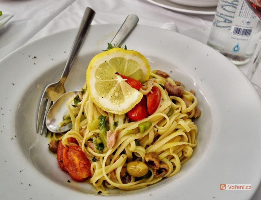 Špagety s citrusovou omáčkou a kuřecím masem