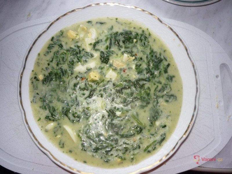 Špenátová polévka se smetanou a vejci