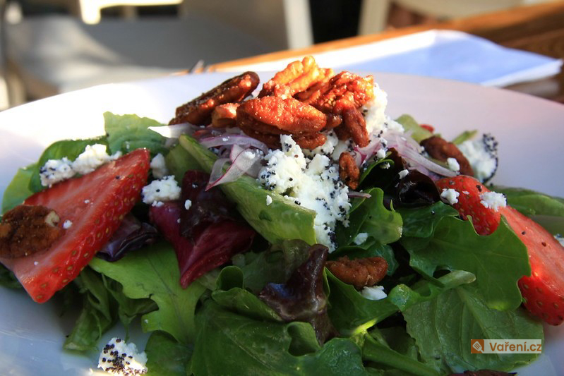 Špenátový salát s jahodami a kozím sýrem