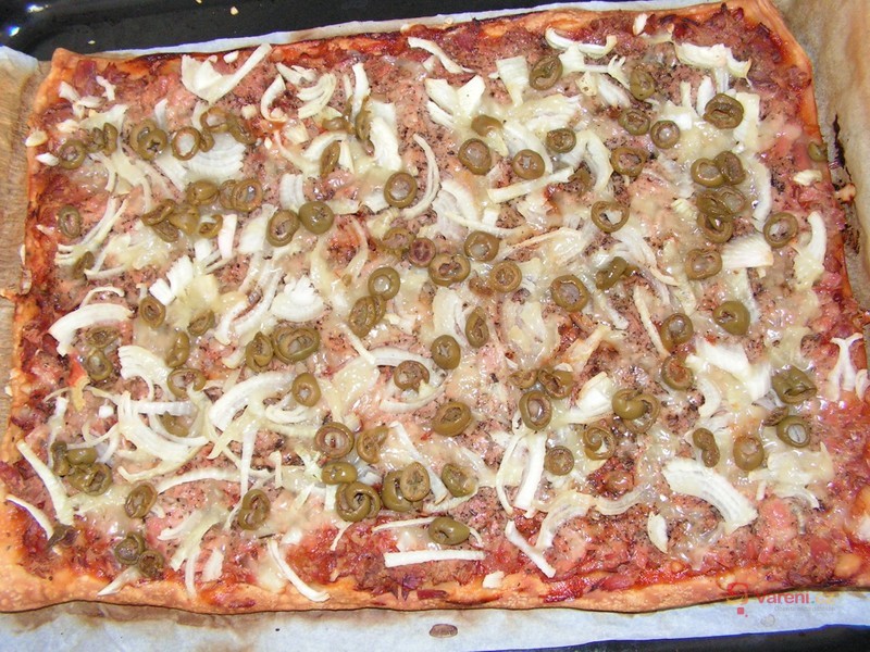 Pizza s tuňákem a cibulí z domácí pekárny - fotografie 5