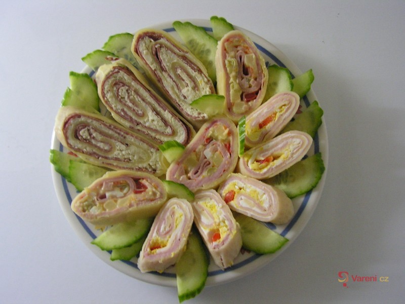 Sýrová roláda se šunkou a česnekem - fotografie 2