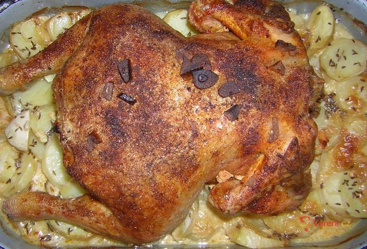 Pečené kuře s česnekem a brambory