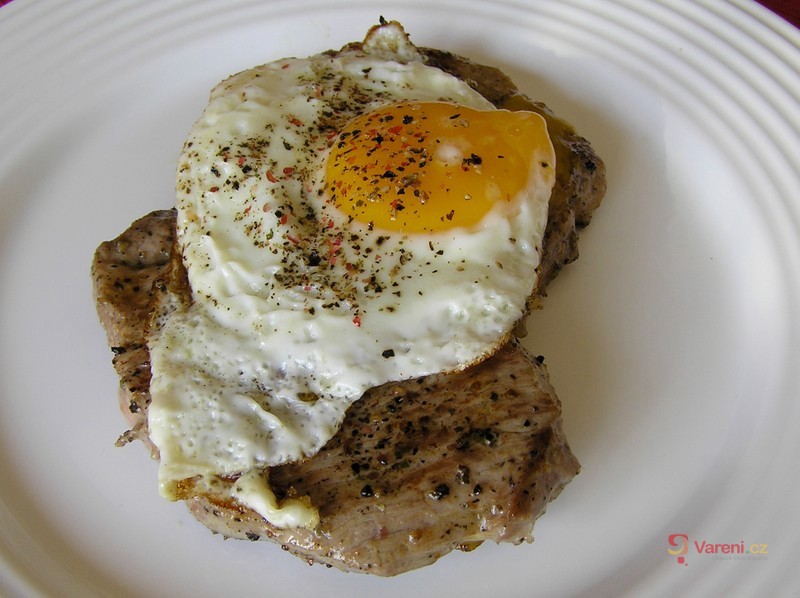 Vepřový steak s vejcem
