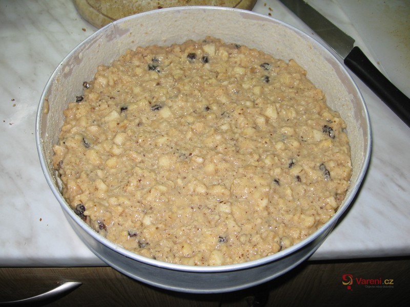 Vláčný koláč s jablky a oříšky - fotografie 2