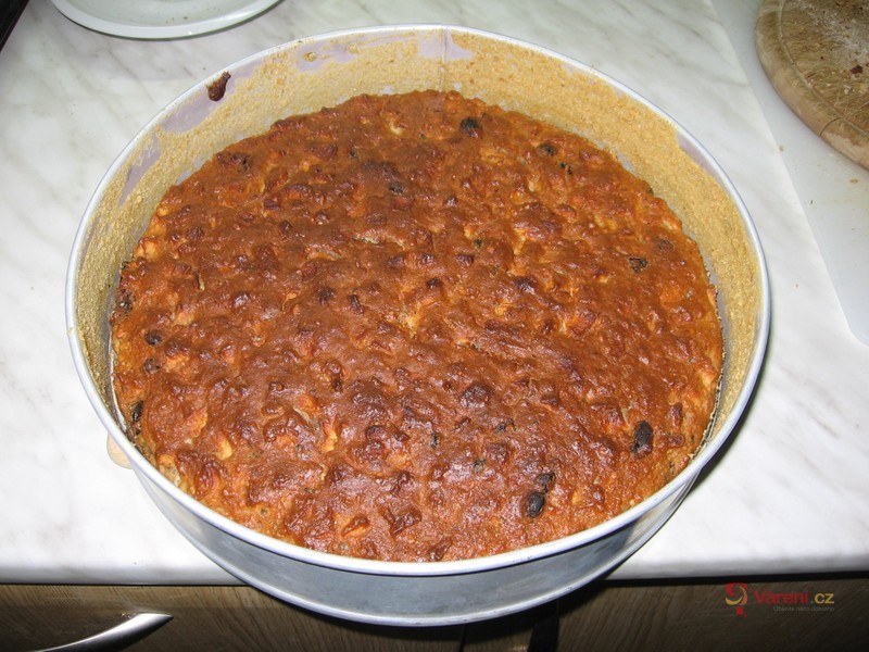 Vláčný koláč s jablky a oříšky - fotografie 3