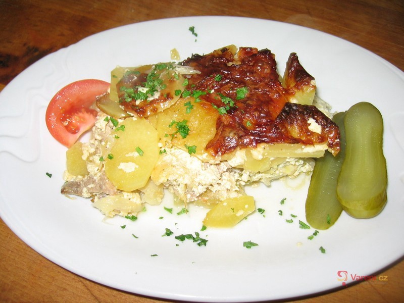 Zapékané brambory s masem, zelím a zeleninou - fotografie 3