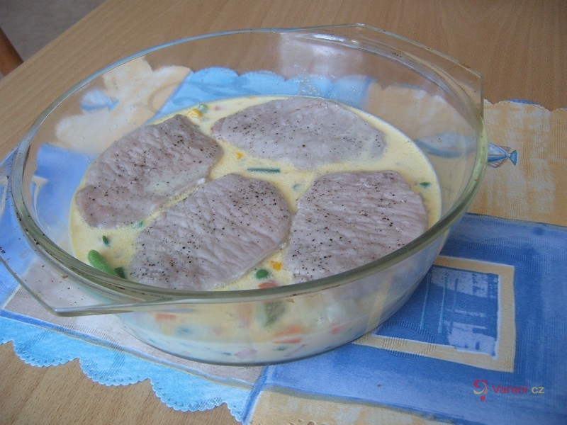 Zapečené kuřecí maso na zelenině - fotografie 3