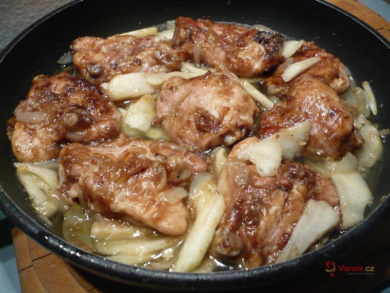 Kuřecí stehýnka na hruškách - fotografie 2