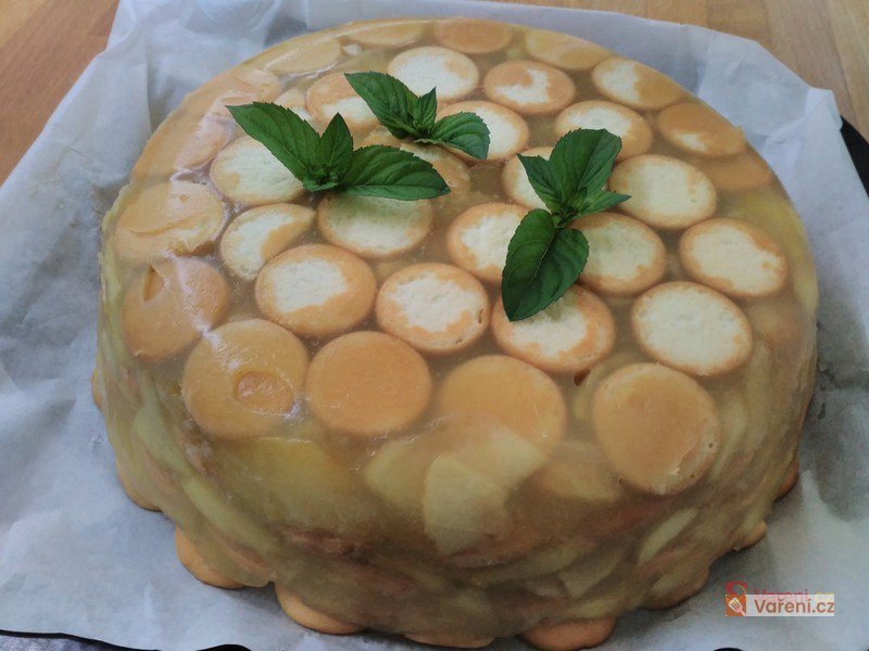 Nepečený dort s jablky a piškoty