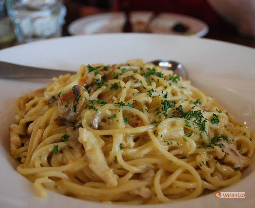 Špagety se smetanovou omáčkou