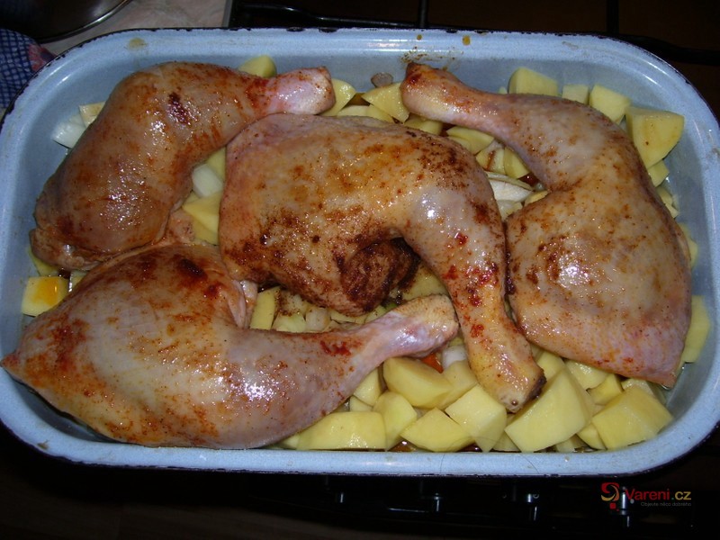 Pečená stehna na bramborách - fotografie 2