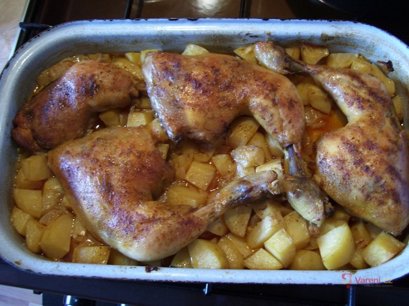 Pečená stehna na bramborách - fotografie 3