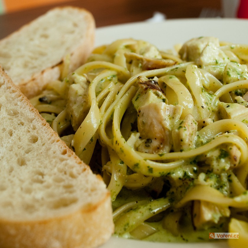 Špagety s kuřecím masem a pestem