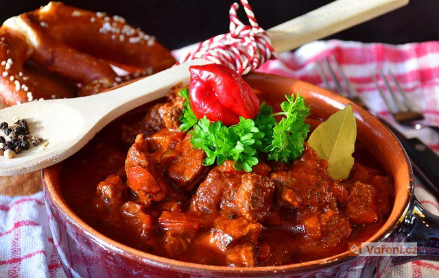 Guláš s čerstvými houbami