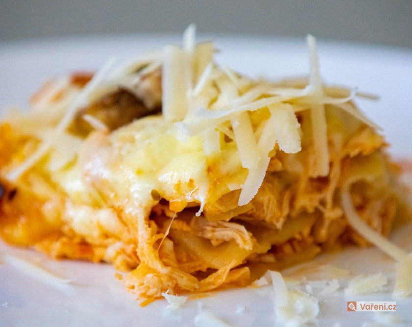 Lasagne s kuřecím masem a bešamelem