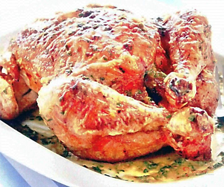 Pečené kuře se šalvějí a petrželkovou omáčkou