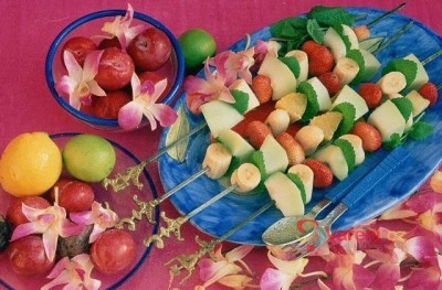 Vepřové medailonky s ovocnými špízy