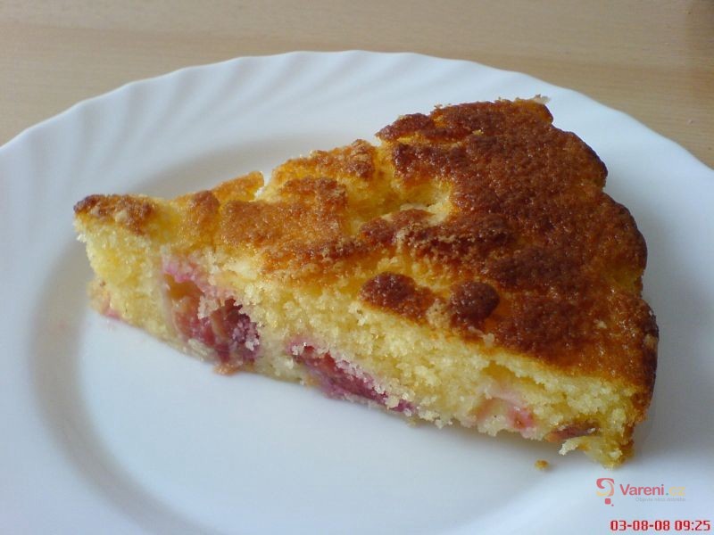 Hrníčkový koláč se švestkami a ořechy - fotografie 3